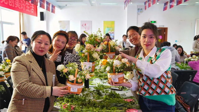 ���ӹ�����ҳ���˸�Ů�ڻ