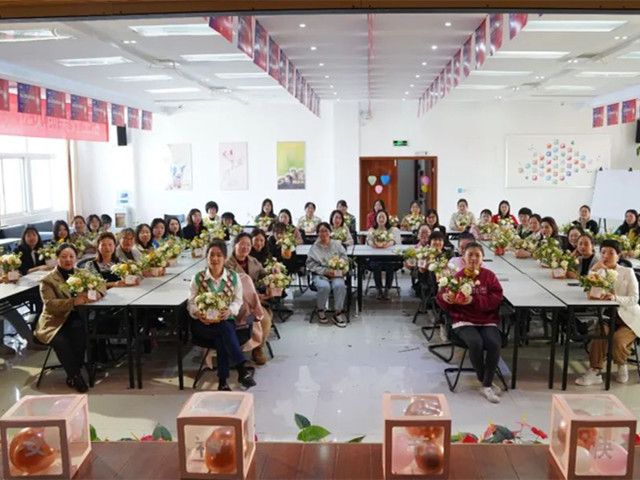 ���ӹ�����ҳ���˸�Ů�ڻ