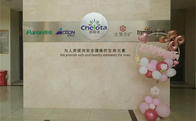 ���ӹ�����ҳ���˸�Ů�ڻ