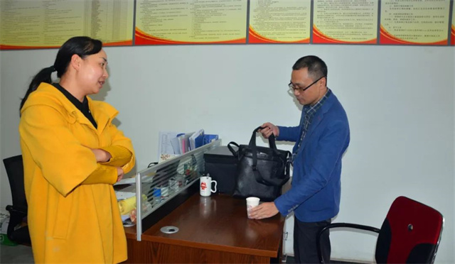 ���ӹ�����ҳ������Ա��һ��